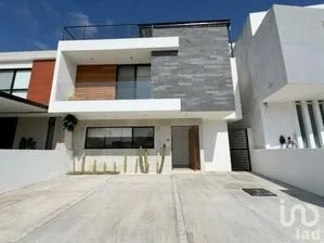 NEX-307688 - Casa en Venta, con 3 recamaras, con 4 baños, con 266 m2 de construcción.