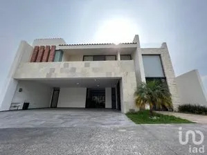 NEX-285889 - Casa en Renta, con 3 recamaras, con 5 baños, con 490 m2 de construcción.