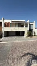 NEX-285889 - Casa en Renta, con 4 recamaras, con 5 baños, con 490 m2 de construcción.