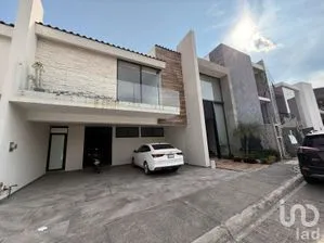 NEX-295015 - Casa en Renta, con 3 recamaras, con 4 baños, con 406 m2 de construcción en Santa Clara Ocoyucan, CP 72850, Puebla.