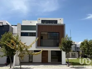 NEX-298864 - Casa en Venta, con 3 recamaras, con 4 baños, con 239 m2 de construcción.