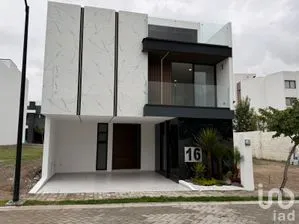 NEX-301455 - Casa en Venta, con 4 recamaras, con 5 baños, con 253 m2 de construcción.