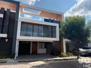 NEX-303187 - Casa en Venta, con 3 recamaras, con 4 baños, con 289 m2 de construcción.
