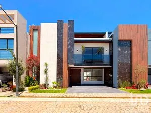 NEX-305928 - Casa en Venta, con 5 recamaras, con 5 baños, con 340 m2 de construcción.
