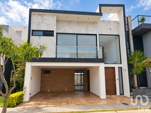NEX-308599 - Casa en Venta, con 3 recamaras, con 5 baños, con 263 m2 de construcción.