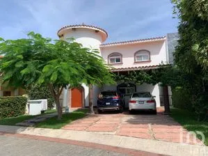 NEX-264580 - Casa en Venta, con 4 recamaras, con 4 baños, con 438 m2 de construcción.