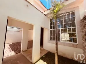 NEX-307256 - Casa en Venta, con 3 recamaras, con 2 baños, con 246 m2 de construcción.