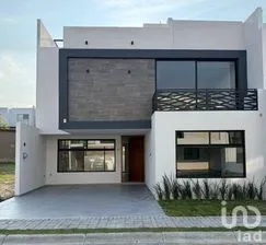 NEX-295098 - Casa en Venta, con 4 recamaras, con 4 baños, con 258 m2 de construcción.