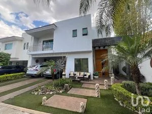 NEX-294109 - Casa en Venta, con 3 recamaras, con 4 baños, con 322 m2 de construcción en Bugambilias, CP 45238, Jalisco.