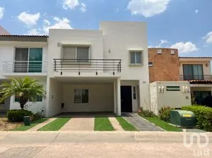 NEX-299325 - Casa en Venta, con 3 recamaras, con 3 baños, con 230 m2 de construcción.