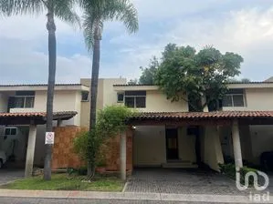 NEX-303003 - Casa en Renta, con 4 recamaras, con 5 baños, con 248 m2 de construcción.