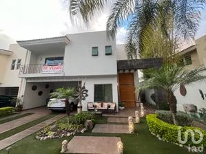 NEX-303781 - Casa en Venta, con 3 recamaras, con 4 baños, con 322 m2 de construcción.