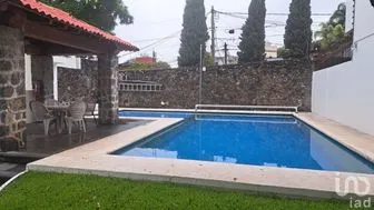 NEX-5585 - Casa en Renta, con 4 recamaras, con 3 baños, con 100 m2 de construcción.