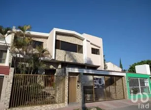 NEX-289860 - Casa en Renta, con 4 recamaras, con 3 baños, con 454 m2 de construcción en Bugambilias, CP 45238, Jalisco.