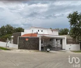 NEX-289911 - Casa en Venta, con 3 recamaras, con 2 baños, con 353 m2 de construcción en Bugambilias, CP 45238, Jalisco.