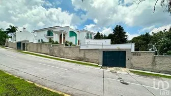 NEX-291003 - Casa en Venta, con 4 recamaras, con 4 baños, con 633 m2 de construcción.