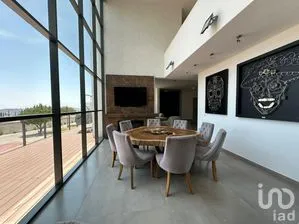 NEX-298897 - Casa en Venta, con 3 recamaras, con 4 baños, con 600 m2 de construcción.
