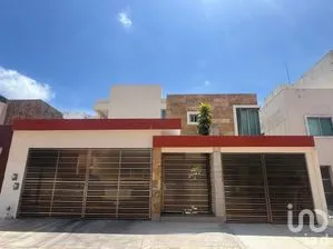 NEX-296439 - Casa en Venta, con 3 recamaras, con 3 baños, con 345 m2 de construcción.