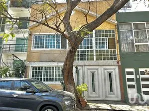NEX-290874 - Casa en Venta, con 5 recamaras, con 5 baños, con 413 m2 de construcción.