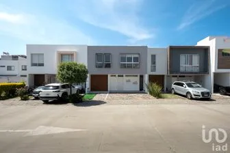 NEX-308276 - Casa en Venta, con 3 recamaras, con 3 baños, con 174 m2 de construcción.