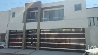 NEX-287595 - Casa en Venta, con 3 recamaras, con 4 baños, con 468 m2 de construcción en Jardines de Zavaleta, CP 72150, Puebla.
