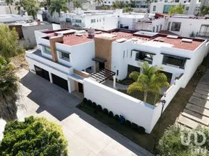 NEX-294847 - Casa en Venta, con 7 recamaras, con 4 baños, con 758 m2 de construcción.