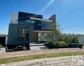 NEX-289656 - Casa en Venta, con 3 recamaras, con 4 baños, con 494 m2 de construcción.