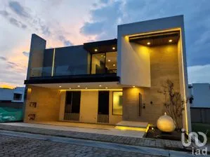NEX-290153 - Casa en Venta, con 4 recamaras, con 5 baños, con 376 m2 de construcción.