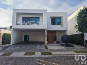 NEX-290154 - Casa en Venta, con 4 recamaras, con 3 baños, con 313 m2 de construcción.