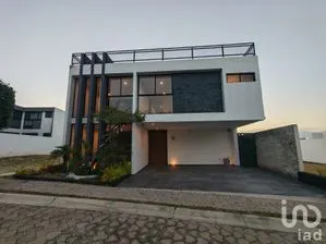 NEX-290157 - Casa en Venta, con 4 recamaras, con 5 baños, con 411 m2 de construcción en Santa Clara Ocoyucan, CP 72850, Puebla.