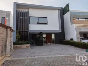 NEX-290161 - Casa en Venta, con 4 recamaras, con 5 baños, con 352 m2 de construcción en Santa Clara Ocoyucan, CP 72850, Puebla.