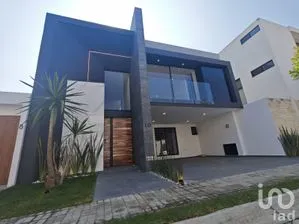 NEX-290164 - Casa en Venta, con 4 recamaras, con 5 baños, con 362 m2 de construcción.