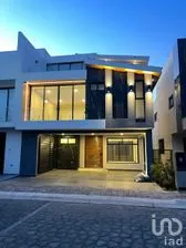 NEX-290167 - Casa en Venta, con 3 recamaras, con 4 baños, con 314 m2 de construcción.