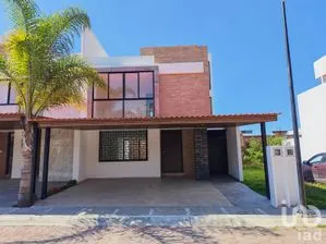 NEX-290168 - Casa en Venta, con 4 recamaras, con 3 baños, con 220 m2 de construcción.