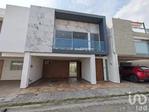 NEX-291110 - Casa en Venta, con 3 recamaras, con 3 baños, con 260 m2 de construcción.