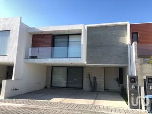 NEX-291114 - Casa en Venta, con 3 recamaras, con 3 baños, con 261 m2 de construcción.