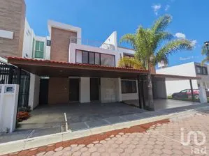 NEX-291812 - Casa en Venta, con 3 recamaras, con 3 baños, con 220 m2 de construcción.