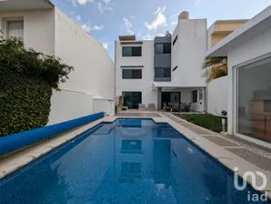 NEX-296485 - Casa en Venta, con 4 recamaras, con 3 baños, con 270 m2 de construcción.