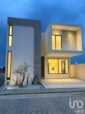 NEX-292138 - Casa en Venta, con 4 recamaras, con 5 baños, con 260 m2 de construcción en Santa Clara Ocoyucan, CP 72850, Puebla.