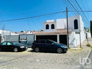 NEX-302135 - Casa en Venta, con 3 recamaras, con 2 baños, con 180 m2 de construcción.