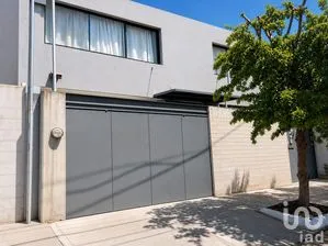 NEX-304144 - Casa en Venta, con 3 recamaras, con 3 baños, con 220 m2 de construcción.