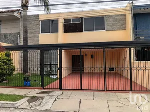 NEX-307277 - Casa en Renta, con 4 recamaras, con 3 baños, con 280 m2 de construcción.