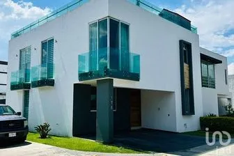 NEX-300785 - Casa en Venta, con 4 recamaras, con 3 baños, con 239 m2 de construcción.