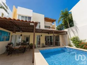 NEX-298805 - Casa en Renta, con 6 recamaras, con 6 baños, con 850 m2 de construcción.