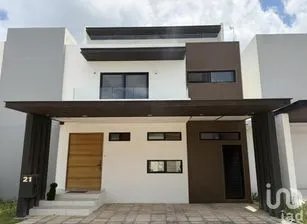 NEX-295715 - Casa en Venta, con 4 recamaras, con 5 baños, con 242 m2 de construcción.