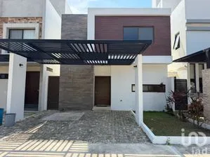 NEX-303373 - Casa en Renta, con 3 recamaras, con 2 baños, con 150 m2 de construcción.