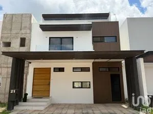 NEX-306312 - Casa en Renta, con 4 recamaras, con 4 baños, con 242 m2 de construcción.