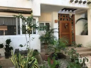 NEX-300883 - Casa en Venta, con 4 recamaras, con 4 baños, con 450 m2 de construcción.