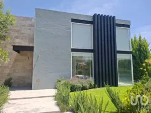 NEX-304388 - Casa en Renta, con 4 recamaras, con 5 baños, con 700 m2 de construcción.