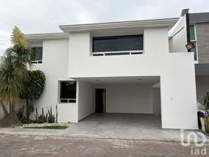 NEX-302865 - Casa en Venta, con 4 recamaras, con 3 baños, con 350 m2 de construcción.